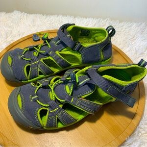 Keen Sandals Youth Size 5 Grey & Green Closed Toe Bungee Cord Hook & Loop